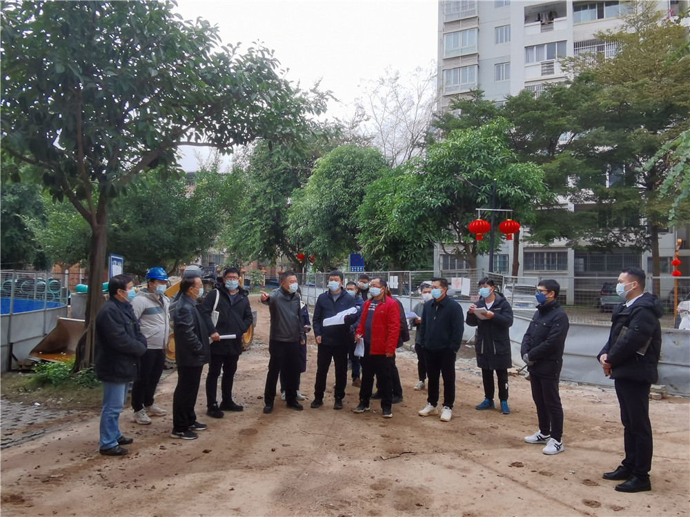 南寧市水環(huán)境綜合治理工作指揮部領導到廣西民族大學相思湖校區(qū)污水管工程現場服務指導工作