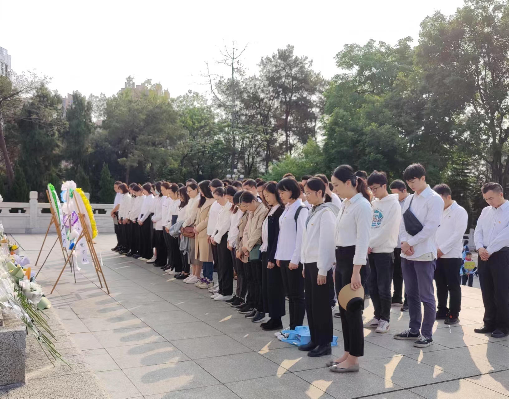 市排水公司黨總支、南寧建康環(huán)保公司黨支部開展“緬懷革命先烈，賡續(xù)紅色基因”聯(lián)合主題黨日活動