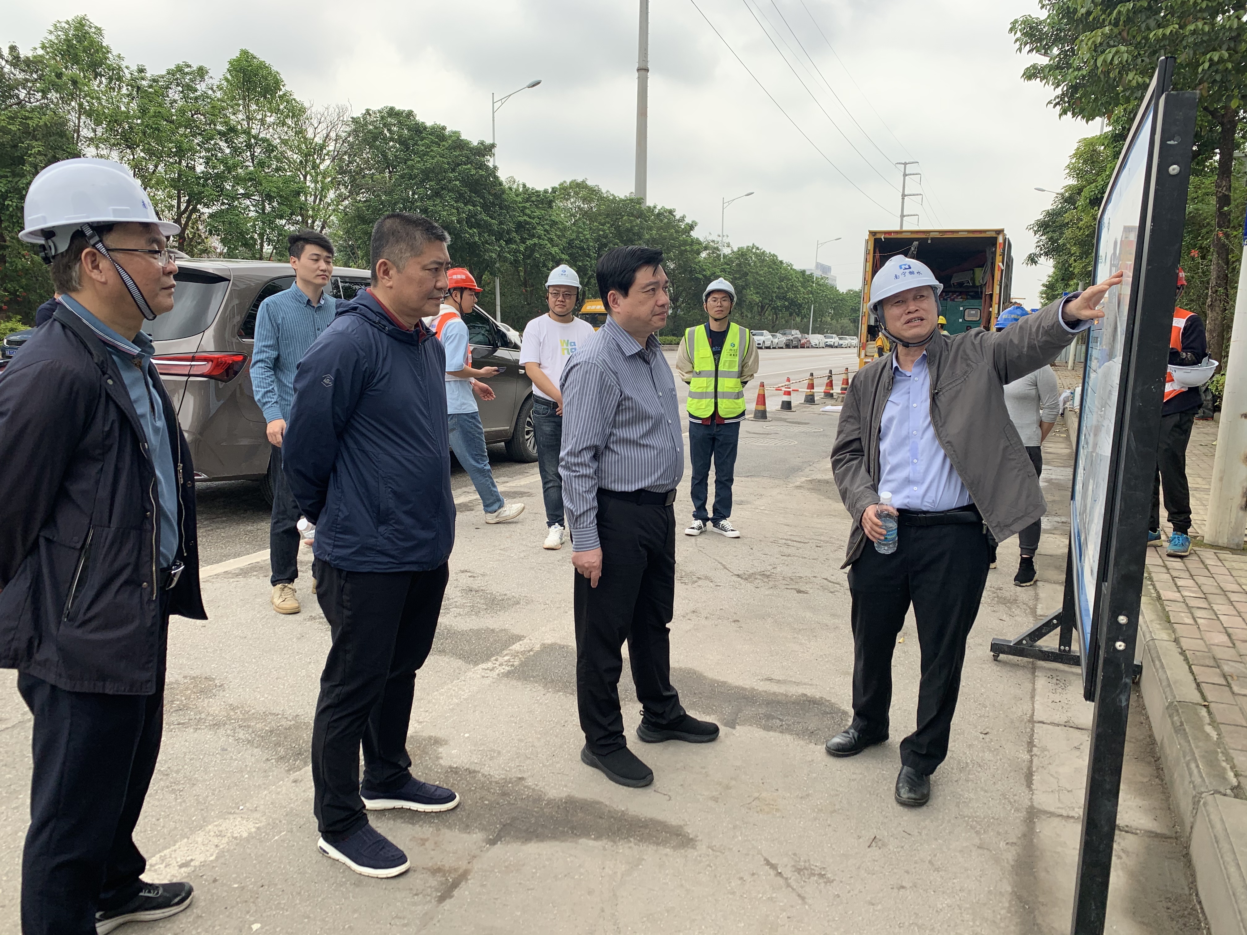南寧市委常委、政法委書記黃寧到南寧市雨污水管網(wǎng)改造項目第六期工程開展調(diào)研工作